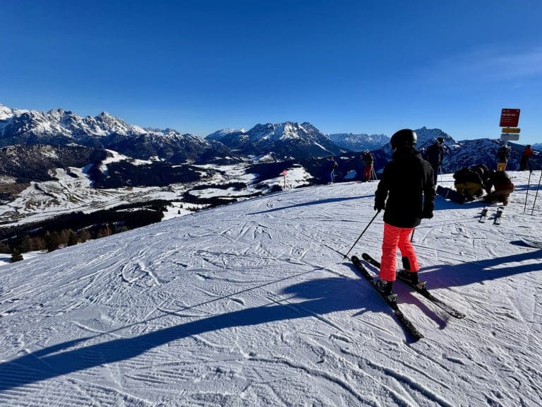 Sonnige Skipiste und Berglandschaft in Fieberbrunn im PillerseeTal