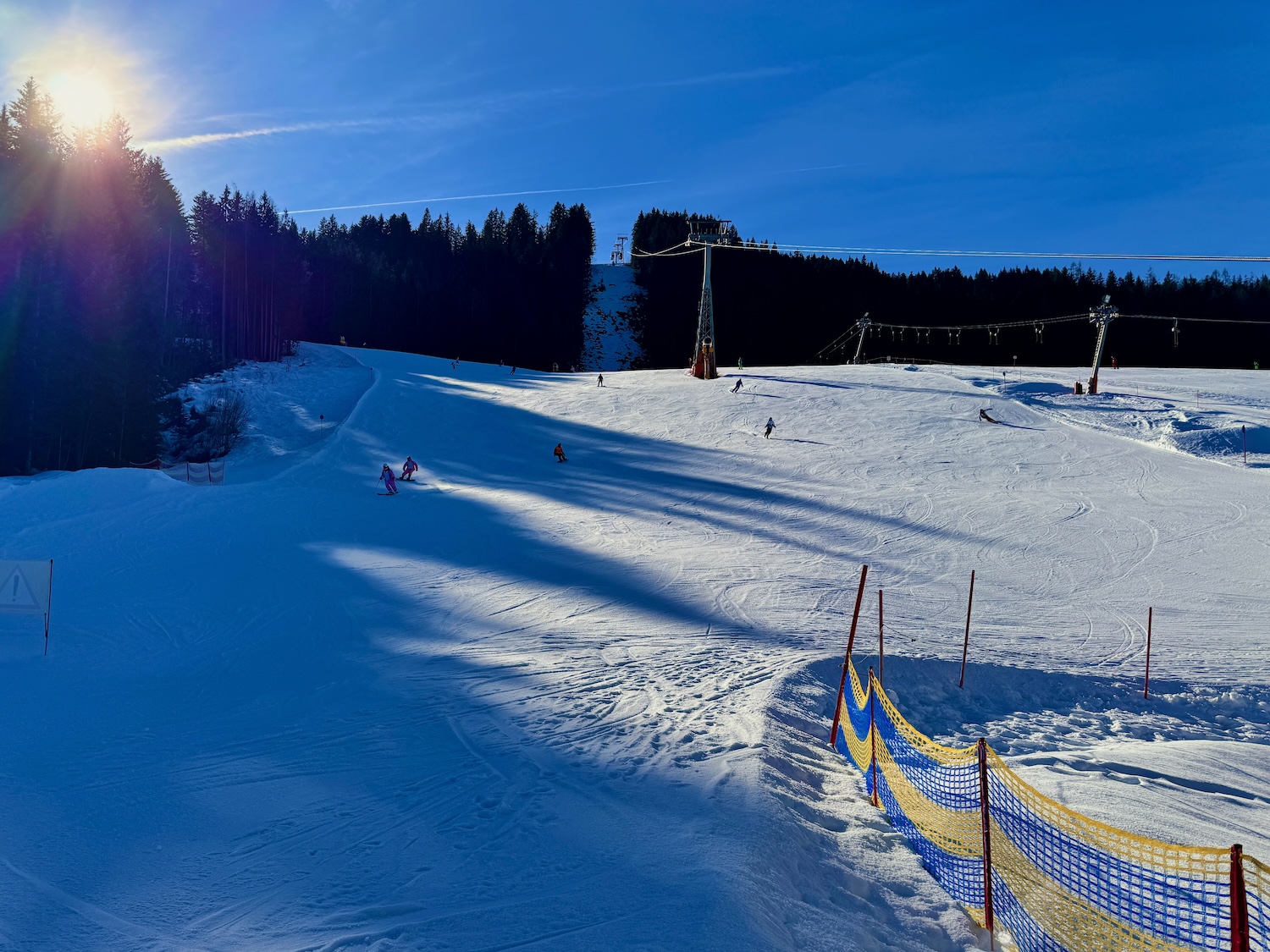 La pista blu presso la stazione a valle di Fieberbrunn è la nostra prima grande sfida. Foto: Sascha Tegtmeyer vacanza sugli sci a Fieberbrunn vacanze invernali rapporto di viaggio rapporto esperienze esperienze
