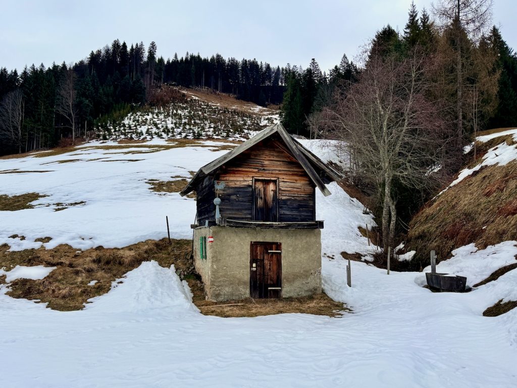 If you hike uphill from Lauchsee towards Streuboden, you will pass this small house. We saw a stoat there. Photo: Sascha Tegtmeyer ski vacation in Fieberbrunn winter vacation travel report experience report experiences