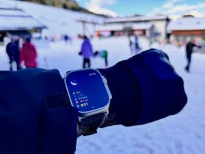 den Apple Watch är perfekt för skidåkning, längdskidåkning och snowboard. På berget kan du mäta din puls, spåra din hastighet och tillryggalagda sträcka på skidor och registrera förfluten tid. Jag provade utomhussmartwatchen på en skidsemester. Hur fungerar det? Apple Watch när du åker skidor och snowboard? Vilka är styrkorna och svagheterna? Vem är det värt det för? Jag har sammanställt den viktigaste informationen åt dig. Apple Watch Skidupplevelserapport test