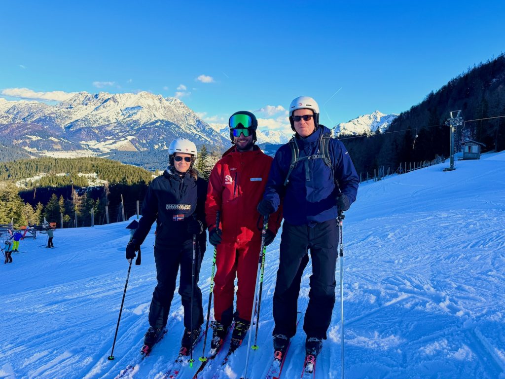 Avec le moniteur de ski Tim de S4 Snowsports, nous avons rapidement retrouvé le chemin du ski. Le ski, c'est comme faire du vélo : on ne l'oublie pas. Photo: Sascha Tegtmeyer vacances au ski à Fieberbrunn vacances d'hiver rapport de voyage expérience rapport d'expériences