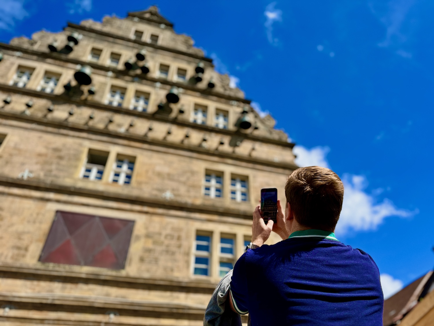 Apple Intelligence im Reisealltag getestet: Wie iPhone, iPad & Co. mit KI beim Planen, Schreiben, Fotografieren und Navigieren wirklich helfen. Mein Praxistest mit Tipps & Erfahrungen.