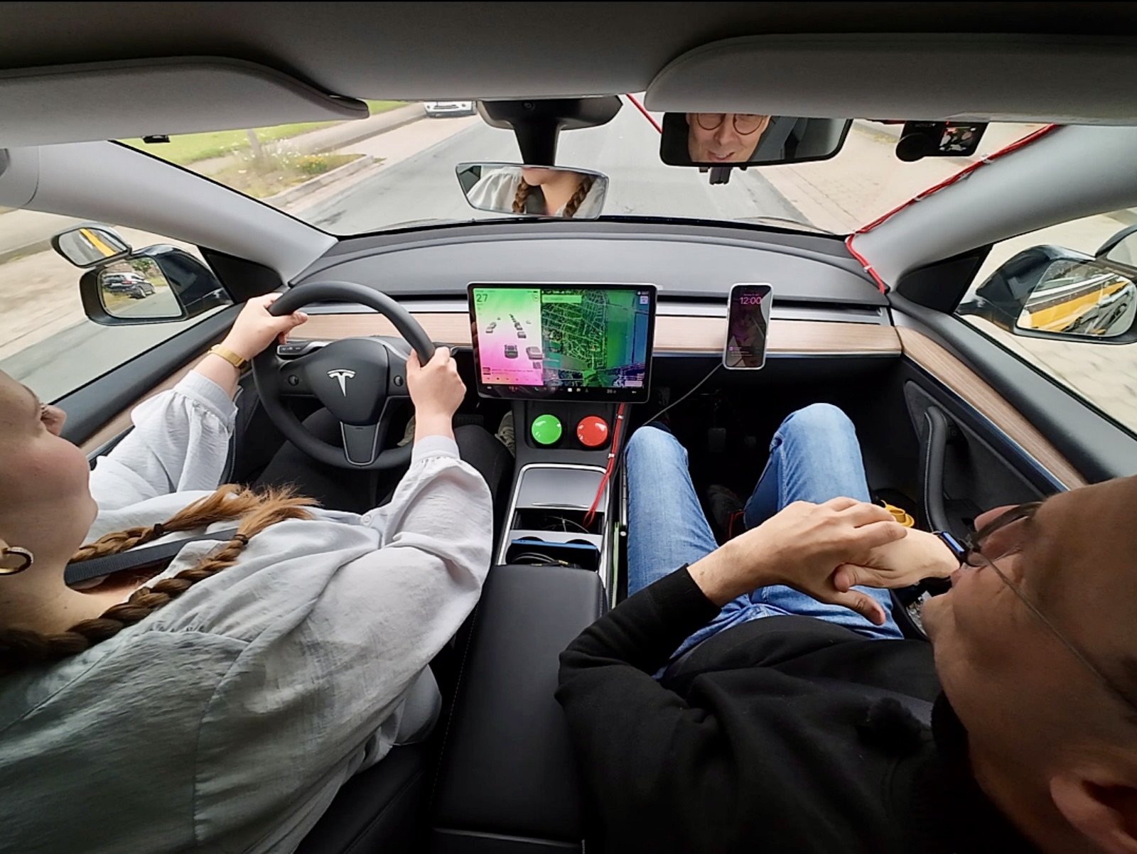 Es ist ein grauer Vormittag in Hameln, doch das Abenteuer, auf das ich mich heute einlasse, ist alles andere als alltäglich. Ich klettere auf die Rückbank eines flüsterleisen Teslas, und was ich sehe, ist kein gewöhnliches Cockpit: Fünf Kameras sind auf die Straße, den Fahrer und den Beifahrer gerichtet. Willkommen zur wohl berühmtesten Fahrstunde Deutschlands – live aus der Rattenfängerstadt. Ich darf heute HaPe Franke begleiten, den Fahrlehrer, dessen Videos auf TikTok und Instagram millionenfach geklickt werden.