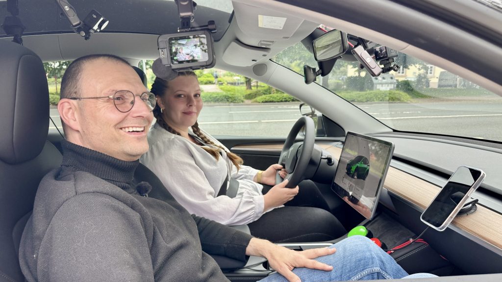 Hamelns TikTok-Star – Meine Fahrt mit Fahrtrainer HaPe Franke 9 Im Elektroauto mit ordentlich Beschleunigung macht die Fahrstunde gleich extra viel Spaß. Foto: Sascha Tegtmeyer