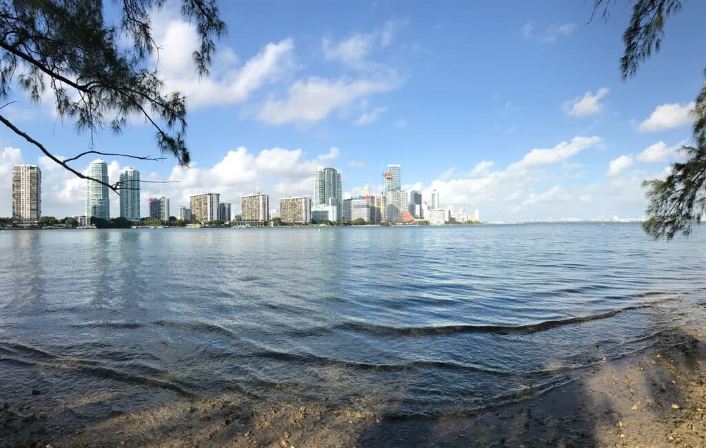 Blick vom Ufer über die Bucht auf die Skyline von Miami
