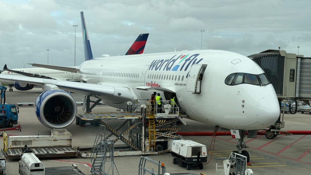 Weißer Airbus A350 von World2Fly am Gate mit Flugzeugnase und Triebwerk