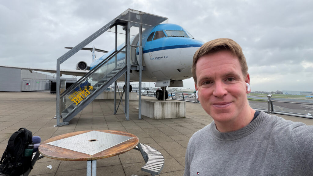 Sascha vor der ausgestellten KLM Fokker 100 auf der Panoramaterrasse