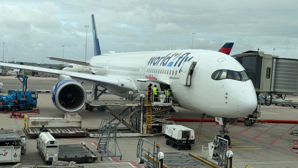 World2Fly Airbus A350 mit Corendon-Schriftzug am Gate in Amsterdam