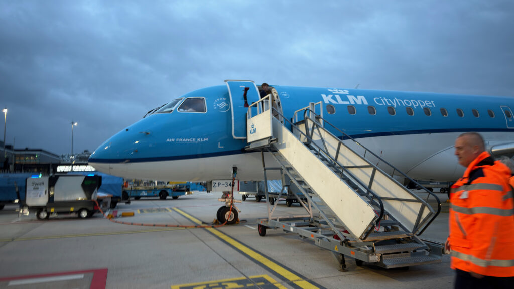 Blauer KLM-Cityhopper-Flieger mit Einstiegstreppe auf dem Vorfeld